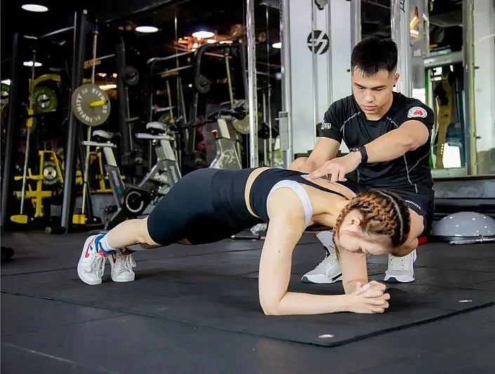 Giữ thân người thành một đường thẳng từ đầu đến gót chân là yếu tố then chốt khi plank đúng cách.