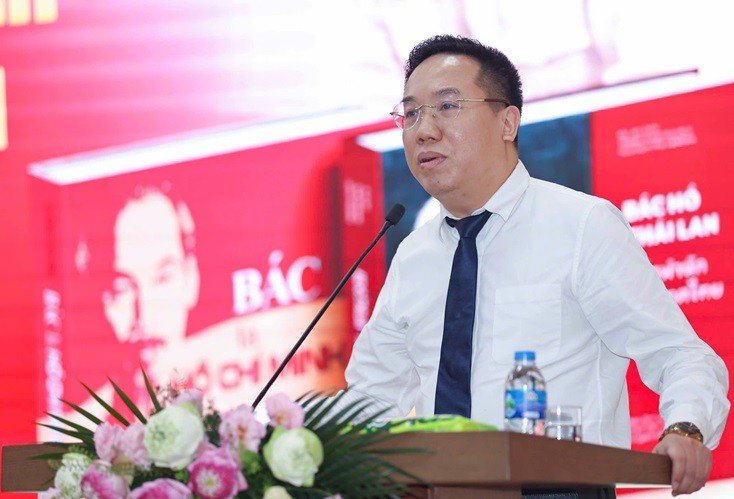 Ông Nguyễn Nguyên – Cục trưởng Cục Xuất bản, In và Phát hành, Bộ Văn hóa, Thể thao và Du lịch trao đổi về sách chất lượng cao      (Ảnh: Thanh Tùng)