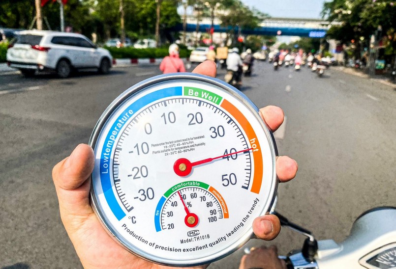 Nhiệt độ môi trường cao kết hợp độ ẩm lớn trong đô thị khiến nguy cơ sốc nhiệt tăng mạnh, đặc biệt vào giữa trưa.