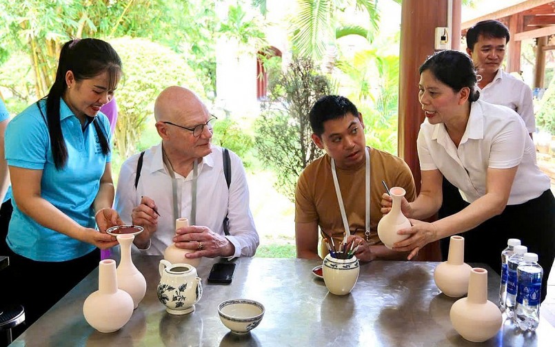 Du khách quốc tế trải nghiệm làm gốm tại làng nghề truyền thống – hoạt động giàu bản sắc nhưng vẫn thiếu thiết kế trải nghiệm đủ chiều sâu để giữ chân nhóm khách cao cấp.