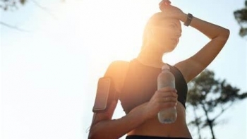 Những sai lầm phổ biến khi uống nước ngày nắng nóng