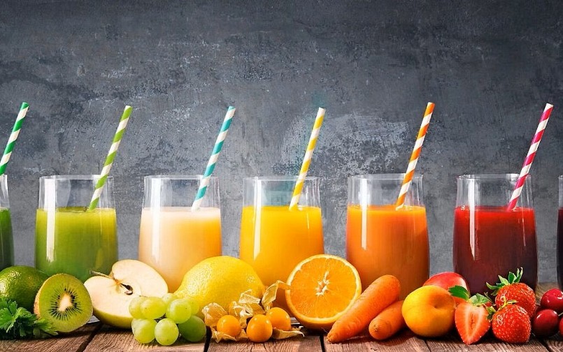 Không chỉ uống nước lọc, cơ thể còn cần bổ sung điện giải từ thực phẩm và dung dịch chuyên dụng để bù nước hiệu quả và an toàn.