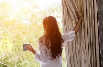 Buổi sáng thức dậy, có nên uống nước trước khi đánh răng?