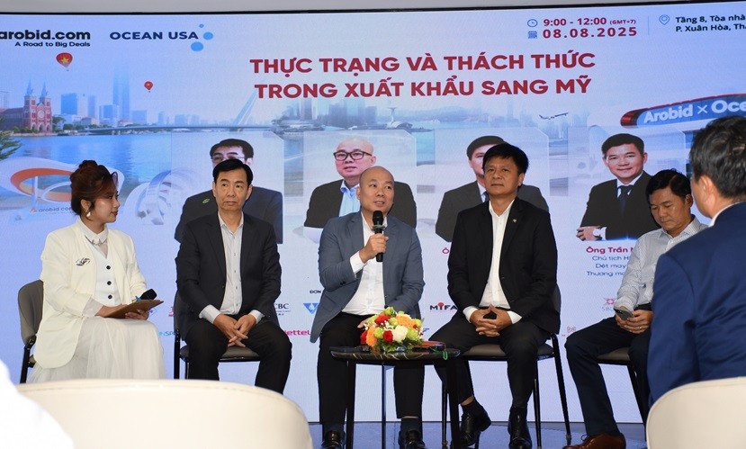 Ông Vũ Bá Phú, Cục trưởng Cục Xúc tiến thương mại, Bộ Công Thương (người cầm míc) - cho rằng với mức thuế mới 20%, Việt Nam cần tìm giải pháp xuất khẩu sang Mỹ sao cho hiệu quả nhất. - Ảnh: H.K