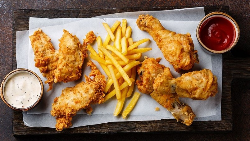 Thực phẩm chiên rán, như gà rán hay khoai tây chiên, luôn hấp dẫn nhưng lại là gánh nặng thực sự cho đường ruột.