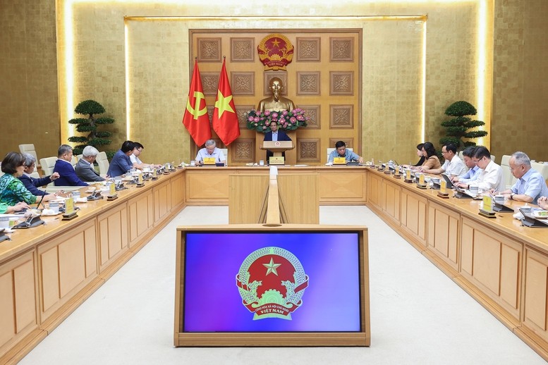 Thủ tướng Phạm Minh Chính chủ trì cuộc làm việc với Ban Nghiên cứu phát triển kinh tế tư nhân - Ảnh: VGP/Nhật Bắc