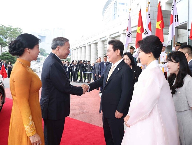 Tổng thống Hàn Quốc Lee Jae Myung và Phu nhân đón Tổng Bí thư Tô Lâm và Phu nhân - Ảnh: TTXVN