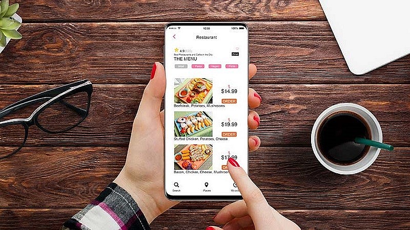 Chỉ với vài cú chạm trên điện thoại, bạn có thể thưởng thức vô vàn món ngon từ khắp nơi mà không cần tốn công sức vào bếp.