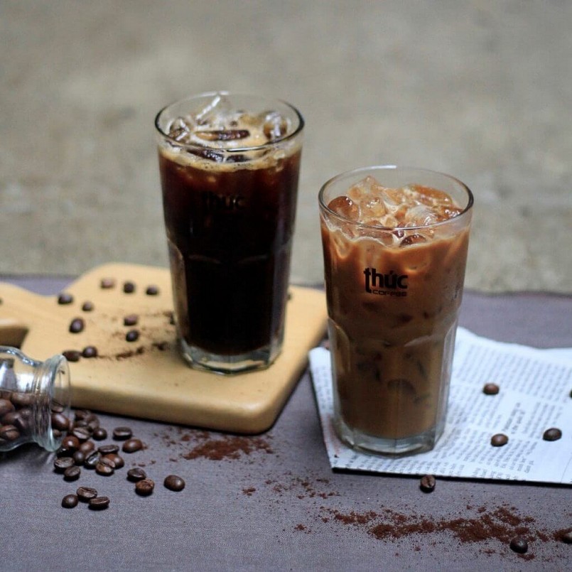 Một ly cà phê đá mang lại sảng khoái tức thì, phù hợp với trời nồm ẩm, ít axit hơn.