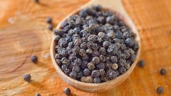 Giá tiêu hôm nay 13/8: Đỉnh 142.000 đồng/kg, vì sao thị trường trong nước "lặng sóng" khi thế giới biến động?