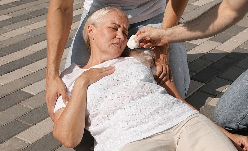 Tiếp xúc quá lâu dưới trời nắng hoặc ở trong môi trường nóng bức, các tình trạng nguy hiểm như say nắng, say nóng và đỉnh điểm là sốc nhiệt sẽ xảy ra.