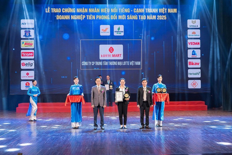 Đại diện LOTTE MART nhận danh hiệu Nhãn hiệu nổi tiếng từ Ban tổ chức