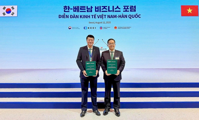 Tổng Giám đốc BIDV Lê Ngọc Lâm và Tổng Giám đốc Hana Bank Lee Ho Sung trao Thỏa thuận hợp tác trước sự chứng kiến của Lãnh đạo 2 nước Việt Nam - Hàn Quốc