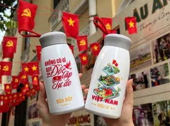 Thị trường quà tặng bùng nổ mùa đại lễ 80 năm Quốc khánh