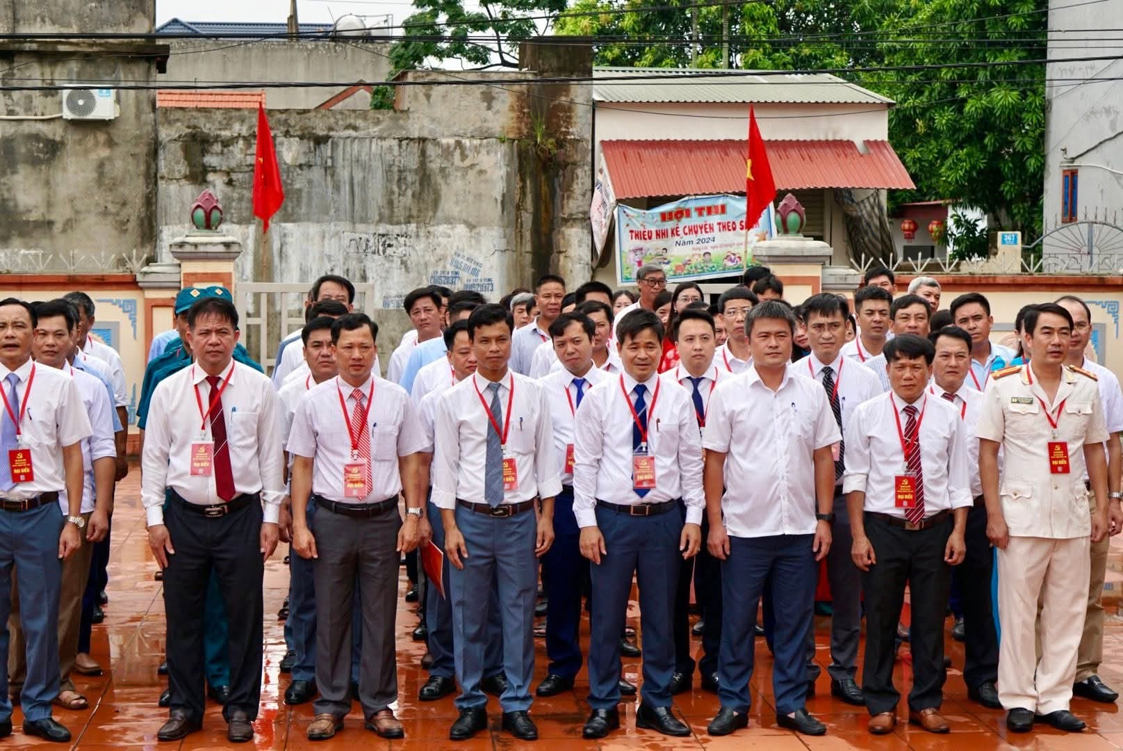 Trang nghiêm lễ dâng hương, viếng Nghĩa trang Liệt sĩ trước thềm Đại hội Đảng bộ xã Vạn Lộc