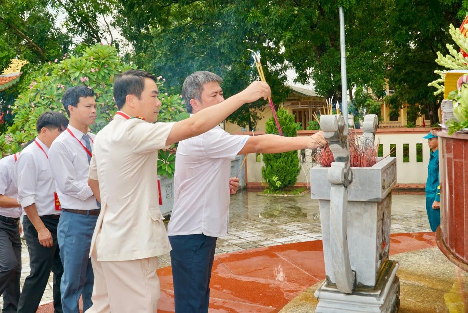 Trang nghiêm lễ dâng hương, viếng Nghĩa trang Liệt sĩ trước thềm Đại hội Đảng bộ xã Vạn Lộc