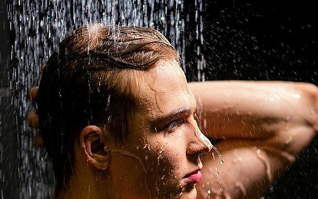 Nếu bạn tắm nước ấm hoặc tắm ngay sau bữa ăn, nước nóng càng làm tăng nhiệt độ cơ thể và chuyển máu ra khỏi các cơ quan tiêu hóa