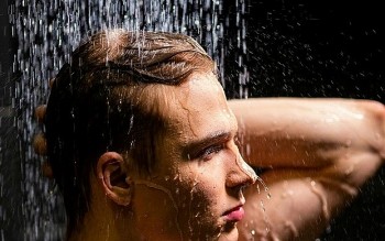 Vì sao không nên tắm ngay sau bữa ăn?