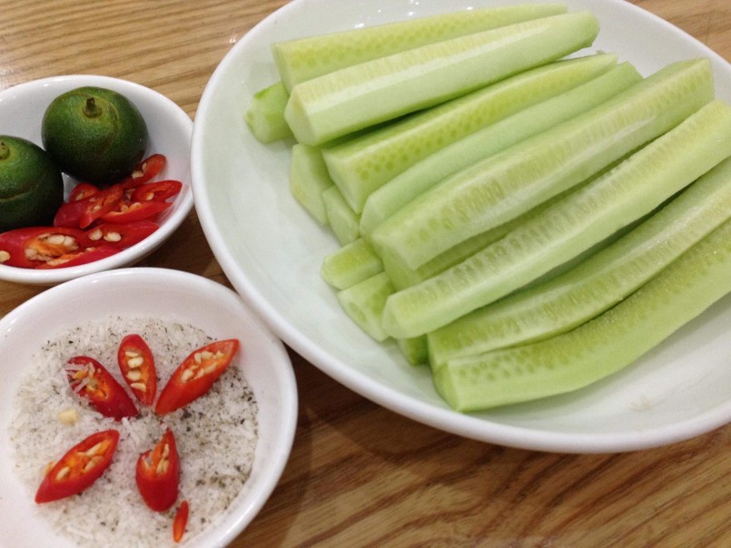 Bí quyết khi lựa chọn dưa chuột là ưu tiên những quả thuôn dài đều, thẳng, cầm chắc tay. 