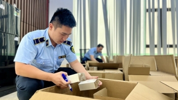 Cảnh báo hàng xách tay nguy hại: Nước hoa chứa chất cấm, thiết bị điện tử có nguy cơ cháy nổ