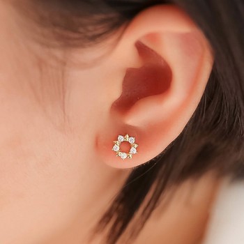 Đeo khuyên tai khi ngủ: Thói quen nhiều rủi ro khôn lường