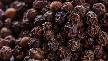 Giá hồ tiêu hôm nay 19/8: Thị trường đi ngang, tín hiệu lạc quan từ xuất khẩu sang Mỹ