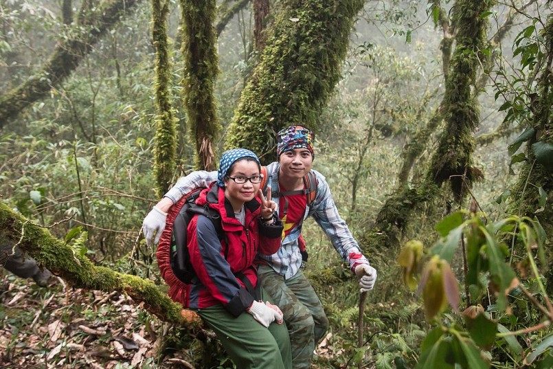 Trang bị hành trang đầy đủ, từ giày chuyên dụng đến gậy trekking, là yếu tố sống còn khi chinh phục rừng rậm.