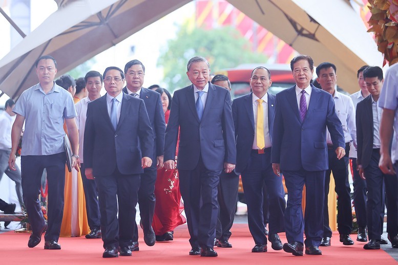 Tổng Bí thư Tô Lâm, Thủ tướng Chính phủ Phạm Minh Chính, nguyên Thủ tướng Chính phủ Nguyễn Tấn Dũng cùng các đại biểu tới dự lễ khởi công, khánh thành 250 công trình - Ảnh: VGP Tổng Bí thư Tô Lâm, Thủ tướng Chính phủ Phạm Minh Chính, nguyên Thủ tướng Chính phủ Nguyễn Tấn Dũng cùng các đại biểu tới dự lễ khởi công, khánh thành 250 công trình - Ảnh: VGP