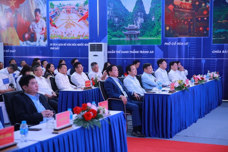 Phó Thủ tướng Trần Hồng Hà dự lễ khởi công Dự án Xây dựng khu tái định cư trên địa bàn phường Đồng Văn (vị trí số 02), tỉnh Ninh Bình, phục vụ giải phóng mặt bằng Dự án đường sắt tốc độ cao trên trục Bắc - Nam - Ảnh: VGP Phó Thủ tướng Trần Hồng Hà dự lễ khởi công Dự án Xây dựng khu tái định cư trên địa bàn phường Đồng Văn (vị trí số 02), tỉnh Ninh Bình, phục vụ giải phóng mặt bằng Dự án đường sắt tốc độ cao trên trục Bắc - Nam - Ảnh: VGP