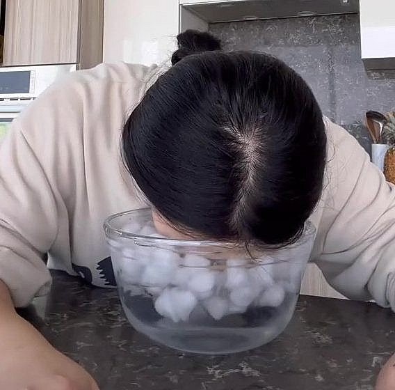 h: Ngâm mặt nước đá được nhiều tín đồ làm đẹp ưa chuộng nhờ hiệu quả tức thì.