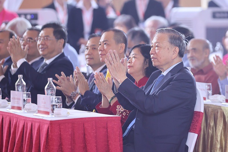 Tổng Bí thư Tô Lâm dự lễ khởi công, khánh thành 250 công trình tại điểm cầu trung tâm - Ảnh: VGP Tổng Bí thư Tô Lâm dự lễ khởi công, khánh thành 250 công trình tại điểm cầu trung tâm - Ảnh: VGP