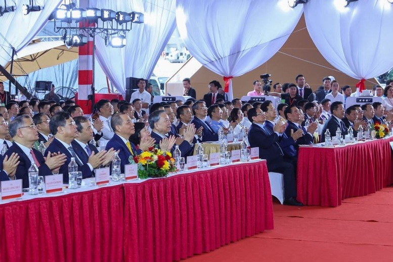 Các đồng chí lãnh đạo, nguyên lãnh đạo Đảng, Nhà nước và các đại biểu tham dự lễ khởi công, khánh thành 250 công trình tại điểm cầu trung tâm - Ảnh: VGP Các đồng chí lãnh đạo, nguyên lãnh đạo Đảng, Nhà nước và các đại biểu tham dự lễ khởi công, khánh thành 250 công trình tại điểm cầu trung tâm - Ảnh: VGP