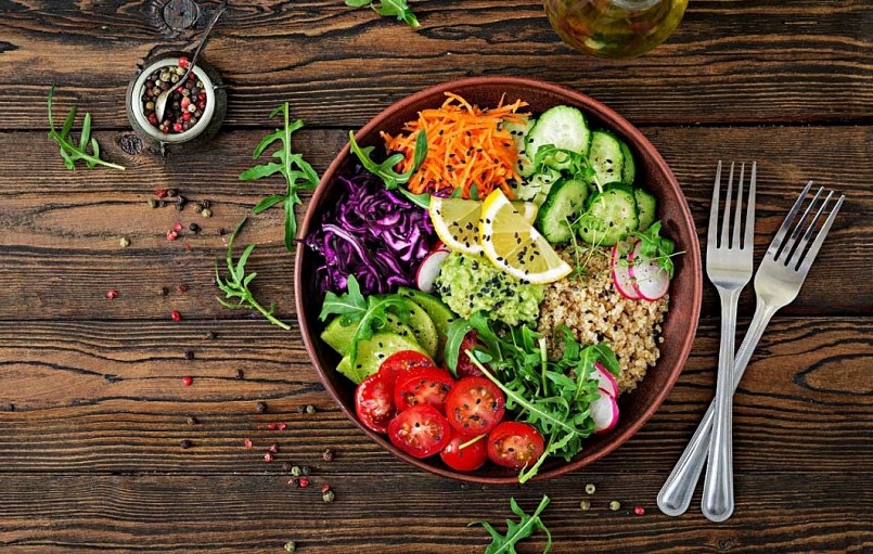 Chế độ ăn chay đa dạng từ rau củ, hạt và đậu giúp cung cấp dưỡng chất nuôi dưỡng làn da khỏe mạnh.