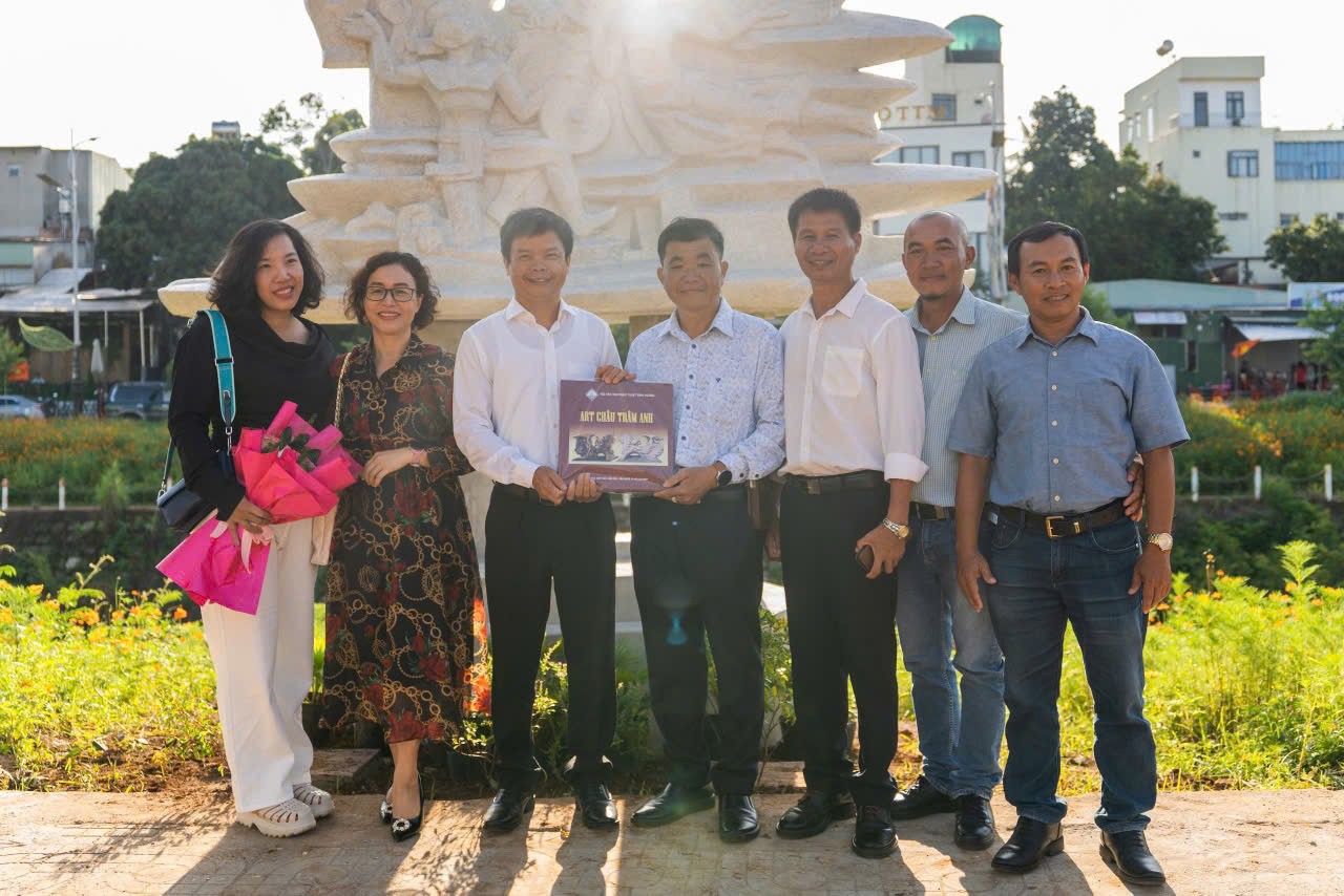 Các nhà điêu khắc và đại biểu tham quan tác phẩm tại Công viên suối Hội Phú. Ảnh: Trần Đức.