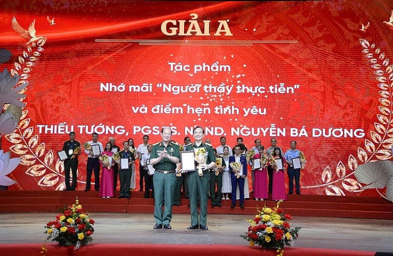 Thượng tướng Bế Xuân Trường trao giải A cho Thiếu tướng, PGS.TS, nhà giáo nhân dân Nguyễn Bá Dương. (Ảnh: Hoàng Linh) Thượng tướng Bế Xuân Trường trao giải A cho Thiếu tướng, PGS.TS, nhà giáo nhân dân Nguyễn Bá Dương. (Ảnh: Hoàng Linh)