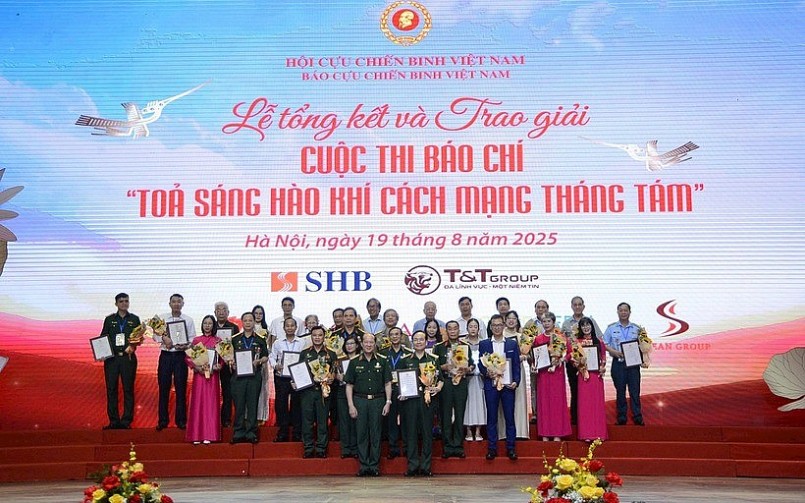 Ban Tổ chức cuộc thi chụp ảnh cùng các tác giả có tác phẩm đoạt giải. (Ảnh: Hoàng Linh) Ban Tổ chức cuộc thi chụp ảnh cùng các tác giả có tác phẩm đoạt giải. (Ảnh: Hoàng Linh)
