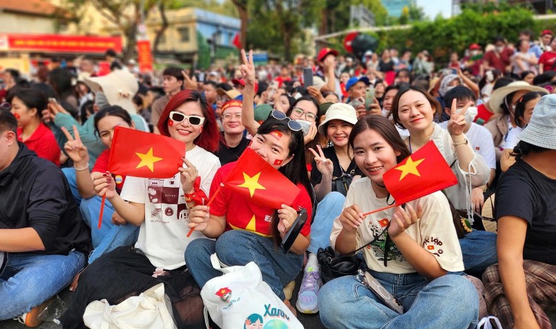 Hãy chọn những bộ quần áo làm từ chất liệu thoáng mát, thấm hút mồ hôi, có màu sáng để giảm hấp thụ nhiệt. 