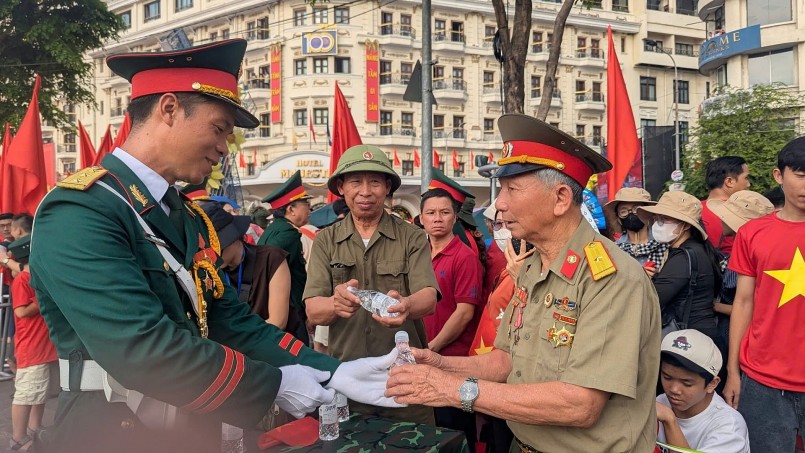 Hà Nội phục vụ miễn phí bánh, nước uống cho người dân dịp 2/9 Hà Nội phục vụ miễn phí bánh, nước uống cho người dân dịp 2/9