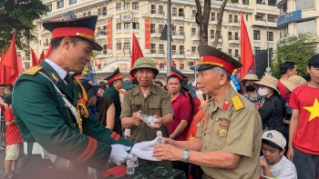 Hà Nội phục vụ miễn phí bánh, nước uống cho người dân dịp 2/9