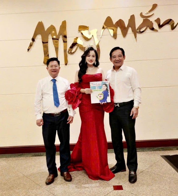 Hoa hậu Mrs Earth International 2024 Vũ Thị Hoa kỳ vọng sẽ góp phần nâng cao hình ảnh, thương hiệu Tạp chí Đồ uống Việt Nam Hoa hậu Mrs Earth International 2024 Vũ Thị Hoa kỳ vọng sẽ góp phần nâng cao hình ảnh, thương hiệu Tạp chí Đồ uống Việt Nam