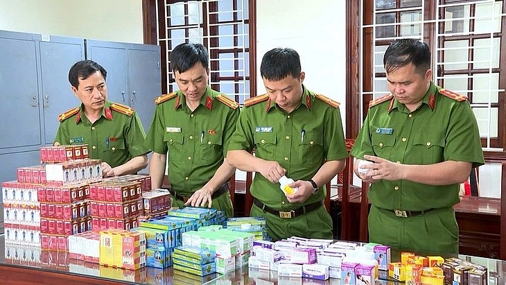 Lực lượng chức năng tỉnh Thanh Hóa vừa triệt phá đường dây sản xuất, bán thuốc giả lớn - Ảnh: CA Thanh Hóa