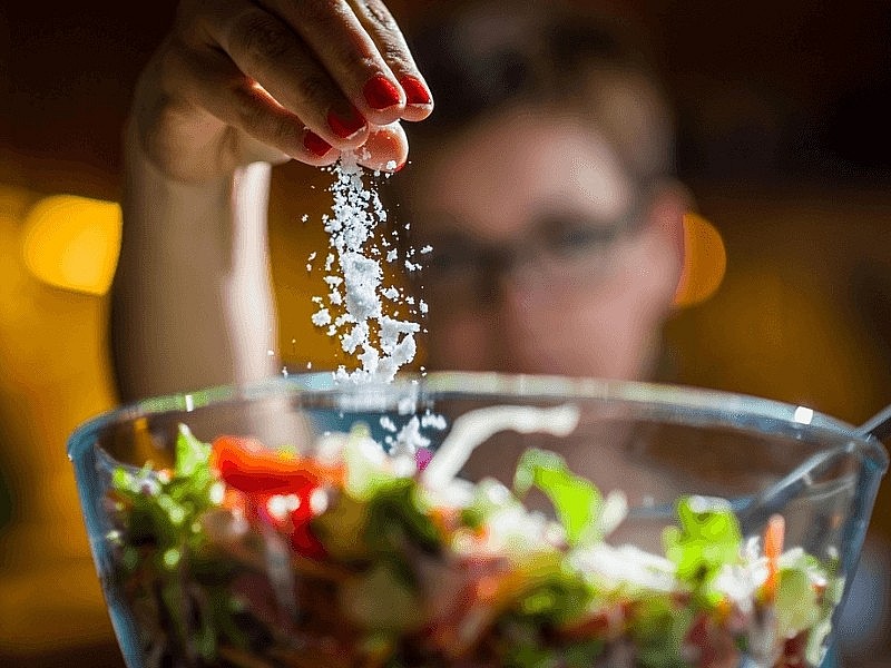 Chế độ ăn nhiều muối, đường, cà phê và bia rượu đang âm thầm bào mòn sức khỏe xương khớp mỗi ngày.