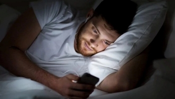 Nguy hiểm từ thói quen lướt điện thoại trong bóng tối