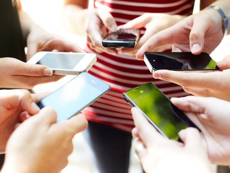 Chúng ta mang điện thoại đi khắp nơi, từ bàn ăn đến nhà vệ sinh. Điều này khiến bề mặt điện thoại tích tụ vi khuẩn 