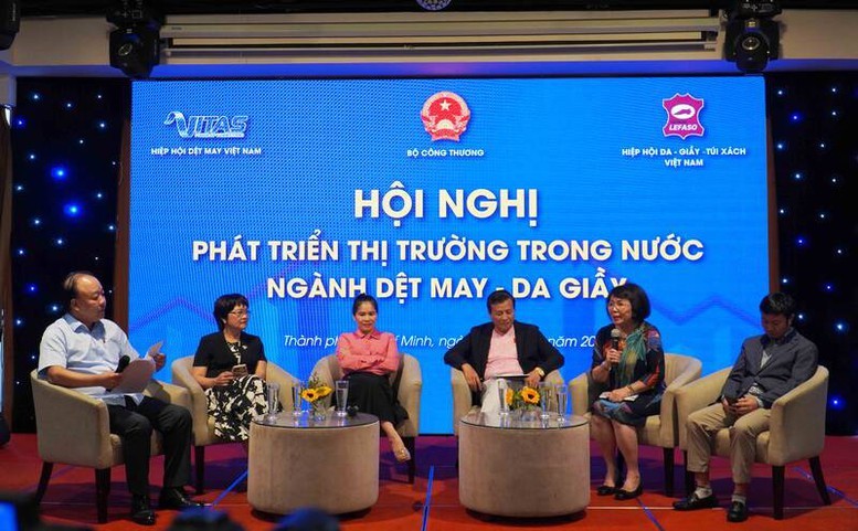 Các diễn giả trao đổi tại hội nghị Các diễn giả trao đổi tại hội nghị