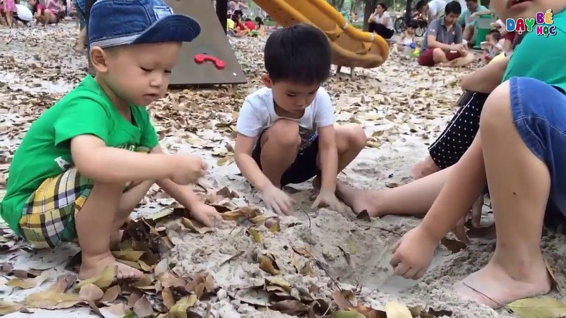 Chơi với đất cát giúp trẻ phát triển hệ miễn dịch và vận động tự nhiên hơn.