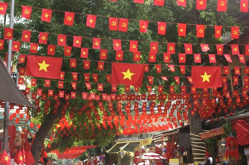 Cờ đỏ sao vàng rợp phố Lương Văn Can