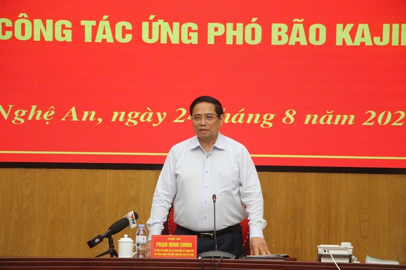 Thủ tướng nêu rõ, công tác chuẩn bị phải kỹ lưỡng, từ sớm từ xa, ngay từ khi mà bão chưa vào - Ảnh VGP/Nhật Bắc