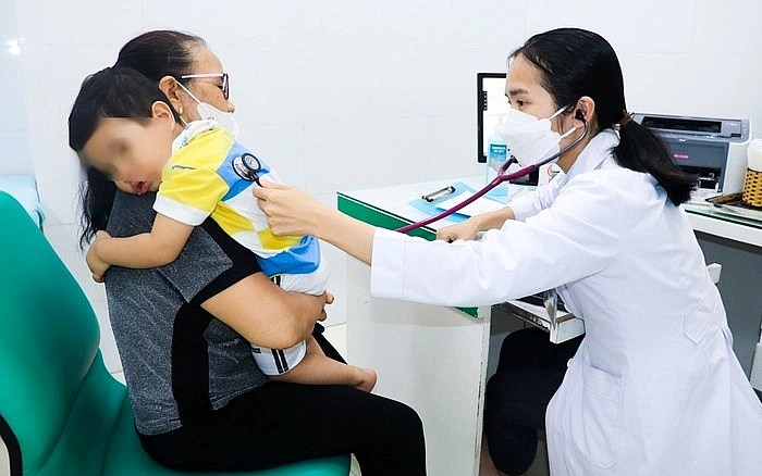 Các bệnh cảm cúm, viêm họng, viêm phế quản thường gia tăng tại phòng khám mỗi khi mùa mưa tới.