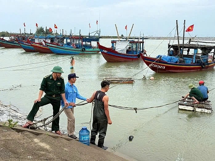 Nhiều tỉnh, thành dừng du lịch biển để đảm bảo an toàn trước bão số 5